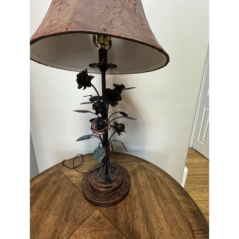 Vintage floral rose table lamp. Stunning. lamp shade.‎ bronze color